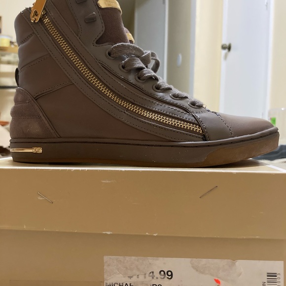 Shoes - Picture 6 of 10